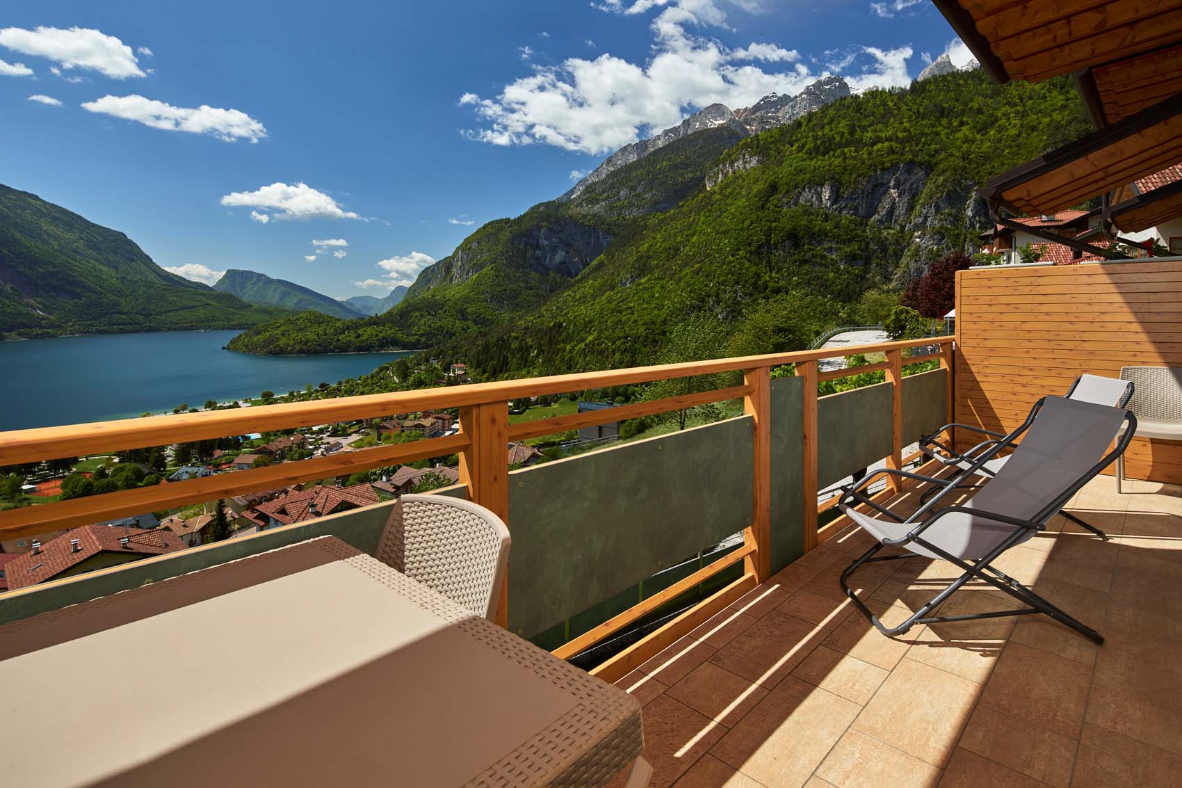 Lodge Le Soleil - terrazza con vista lago
